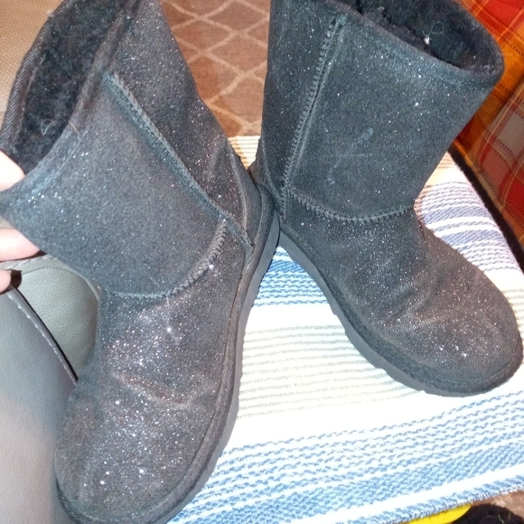 UGG CLASSIC II SHORT BLACK GLITTER GIRLS 4 FAUX FUR LINED PULL ON WINTER BOOTS - Picture 9 of 13